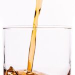 Alkohol hældes op i et glas