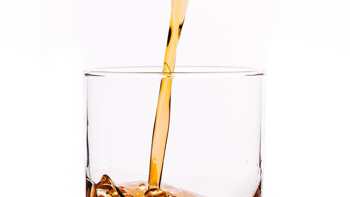 Alkohol hældes op i et glas